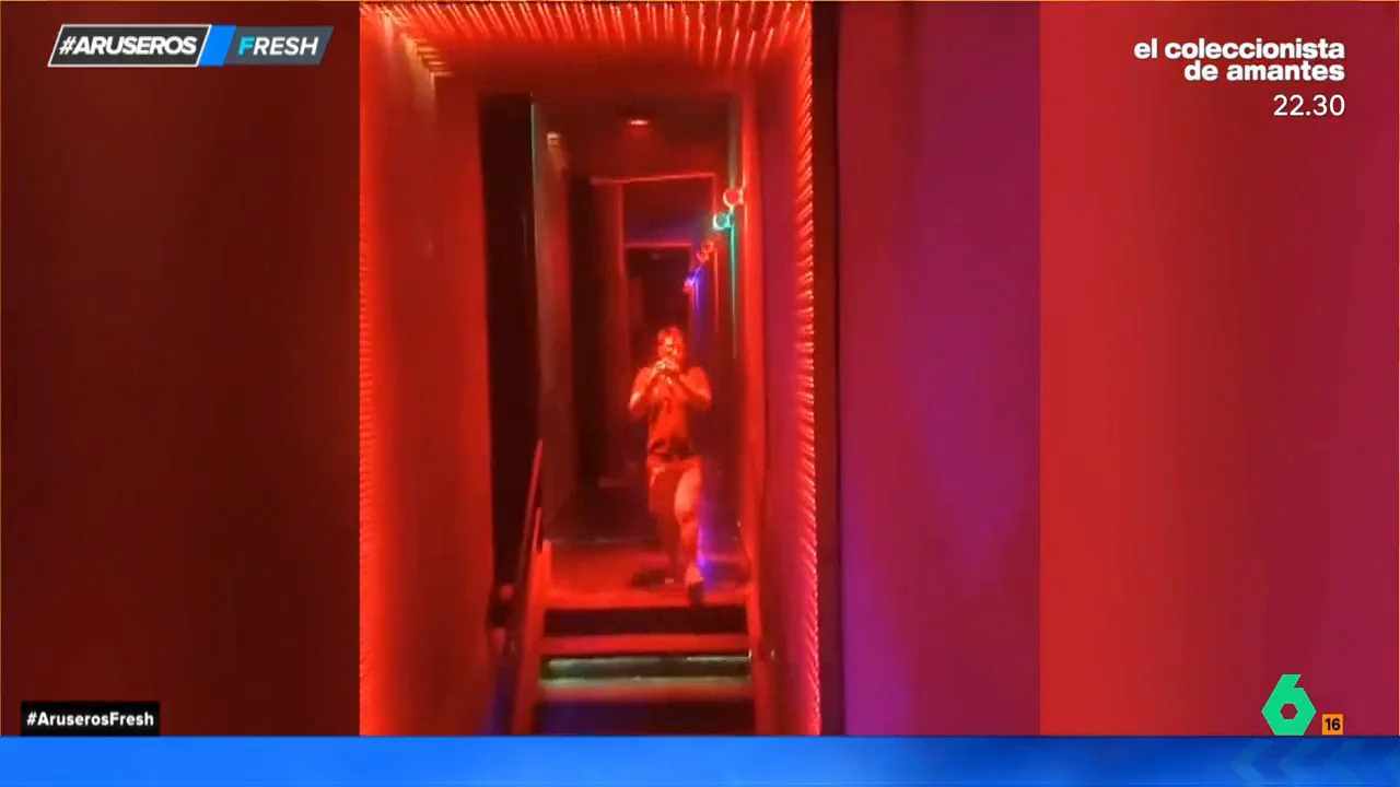 La aparatosa caída de un chico en el pasillo de una discoteca al no ver el hueco de las escaleras