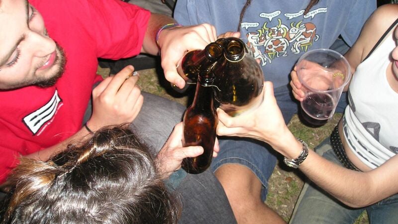 Jóvenes beben alcohol durante las fiestas de un barrio madrileño.
