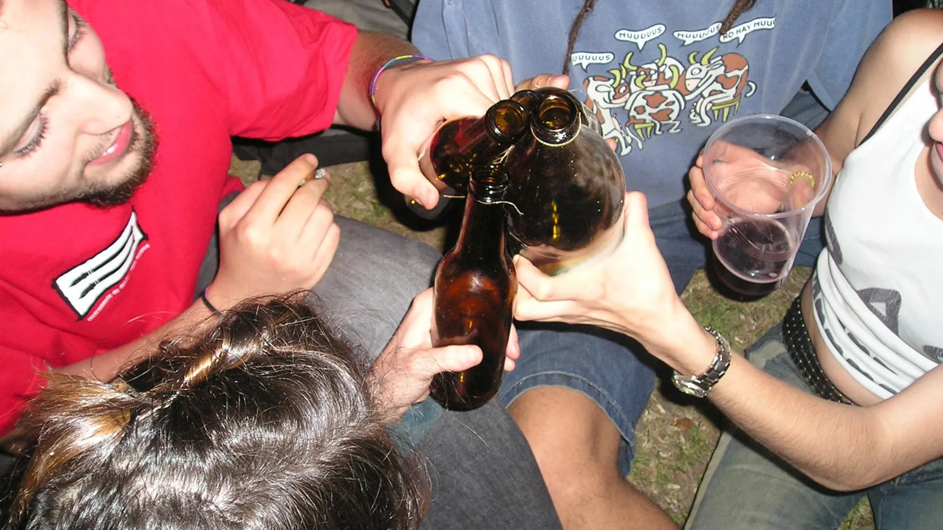 Jóvenes beben alcohol durante las fiestas de un barrio madrileño.