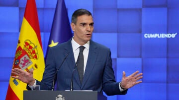 El presidente del Gobierno, Pedro Sánchez, responde a los medios