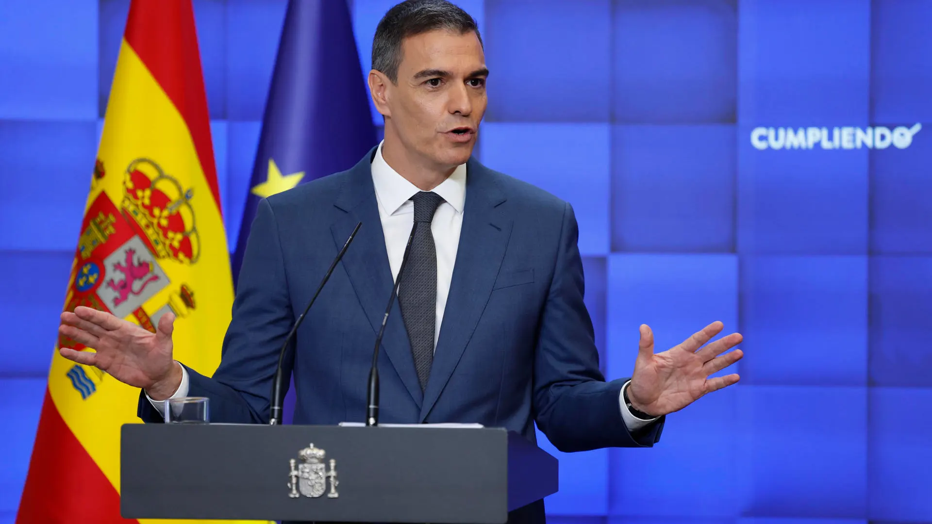 El presidente del Gobierno, Pedro Sánchez, responde a los medios