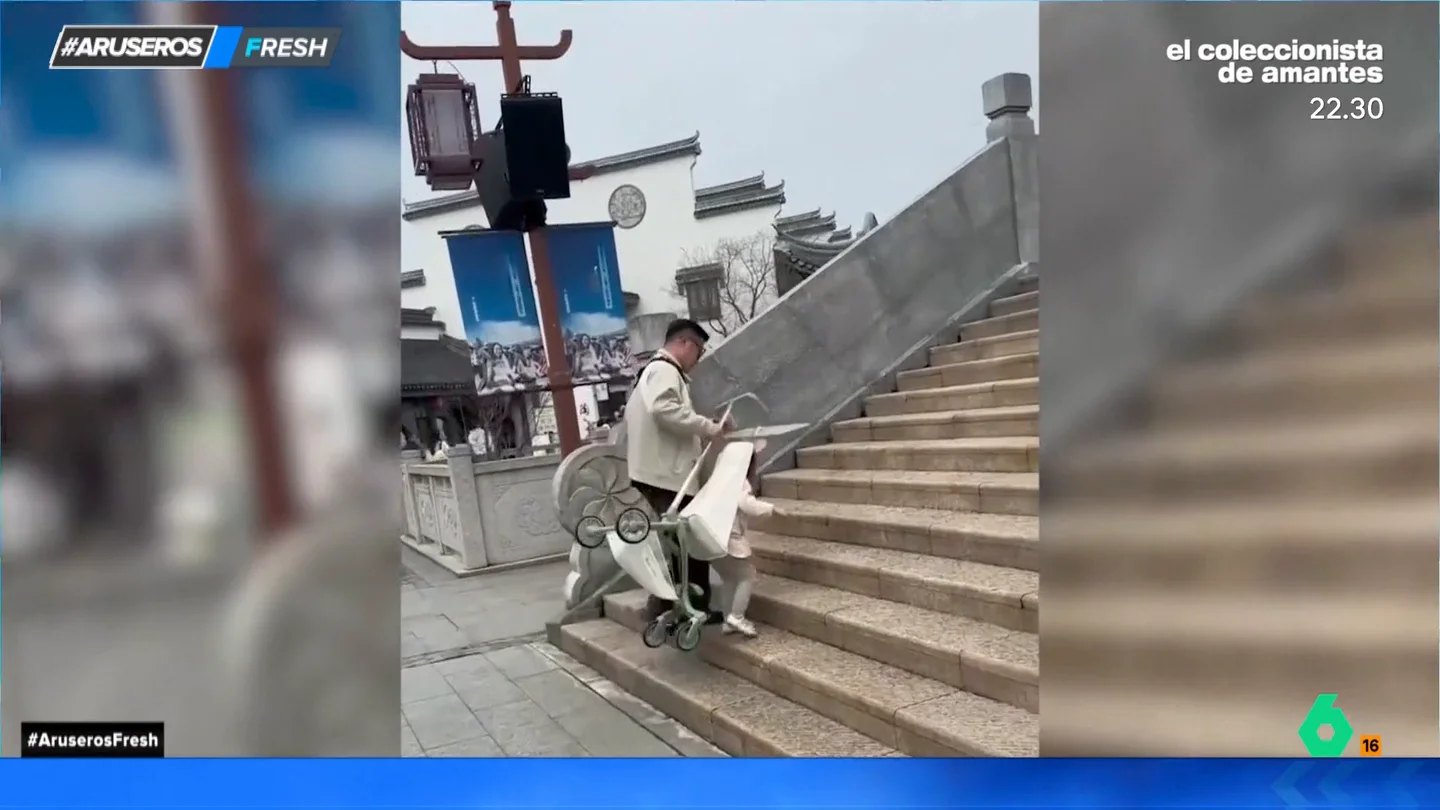 Así es el infalible truco de un padre para evitar tener que cargar con el carrito de su hijo por las escaleras Así es el infalible truco de un padre para evitar tener que cargar con el carrito de su hijo por las escaleras