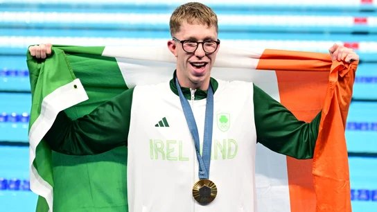 El irlandés Daniel Wiffen, de actuar en 'Juego de Tronos' a ganar el oro con récord en los Juegos Olímpicos El medallista de oro Daniel Wiffen de Irlanda posa tras la final masculina de 800 m estilo libre de las competiciones de natación de los Juegos Olímpicos de París 2024. EFE/EPA /CRISTIAN BRUNA