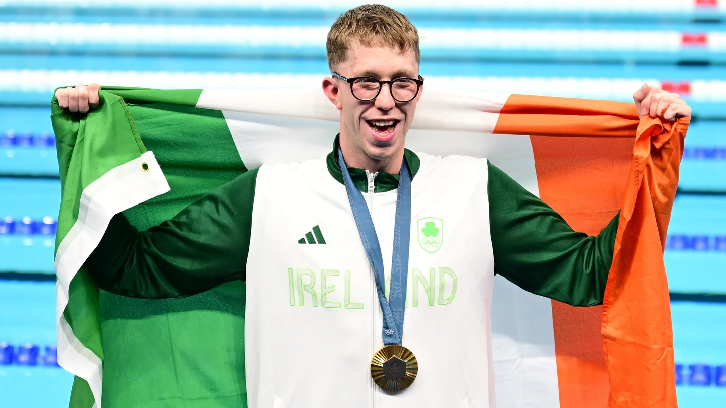 El irlandés Daniel Wiffen, de actuar en 'Juego de Tronos' a ganar el oro con récord en los Juegos Olímpicos El medallista de oro Daniel Wiffen de Irlanda posa tras la final masculina de 800 m estilo libre de las competiciones de natación de los Juegos Olímpicos de París 2024. EFE/EPA /CRISTIAN BRUNA
