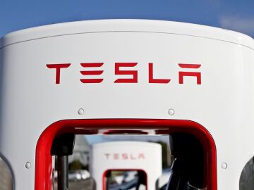 Tesla no quiere que utilices toallas mojadas en sus supercargadores