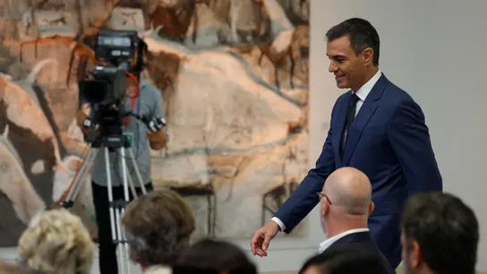 Sánchez entra en la sala para hacer balance ante los medios del curso político Sánchez entra en la sala para hacer balance ante los medios del curso político