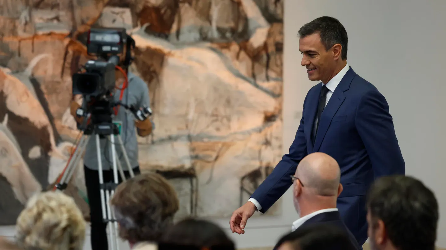 Sánchez entra en la sala para hacer balance ante los medios del curso político Sánchez entra en la sala para hacer balance ante los medios del curso político
