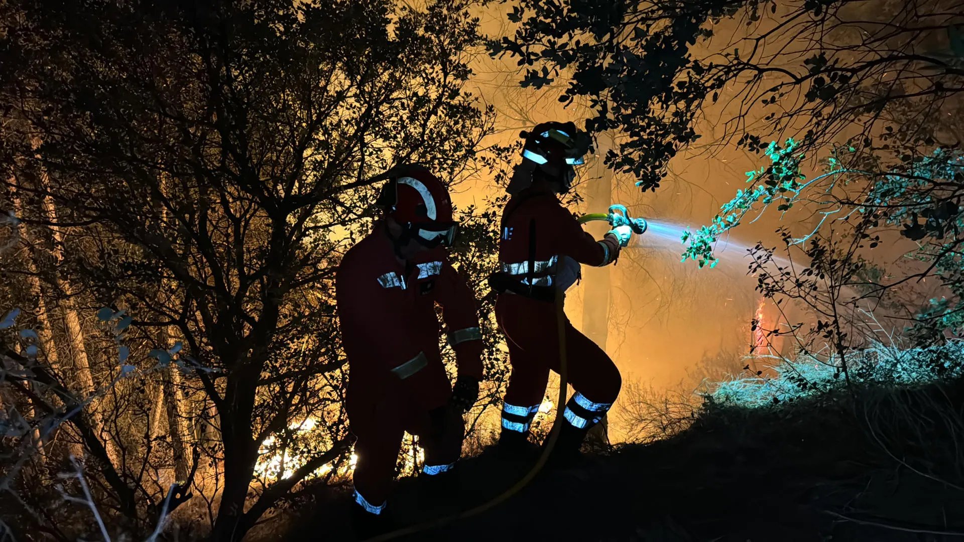 Efectivos de la Unidad Militar de Emergencias (UME) combaten las llamas del incendio de incendio de Benasau.