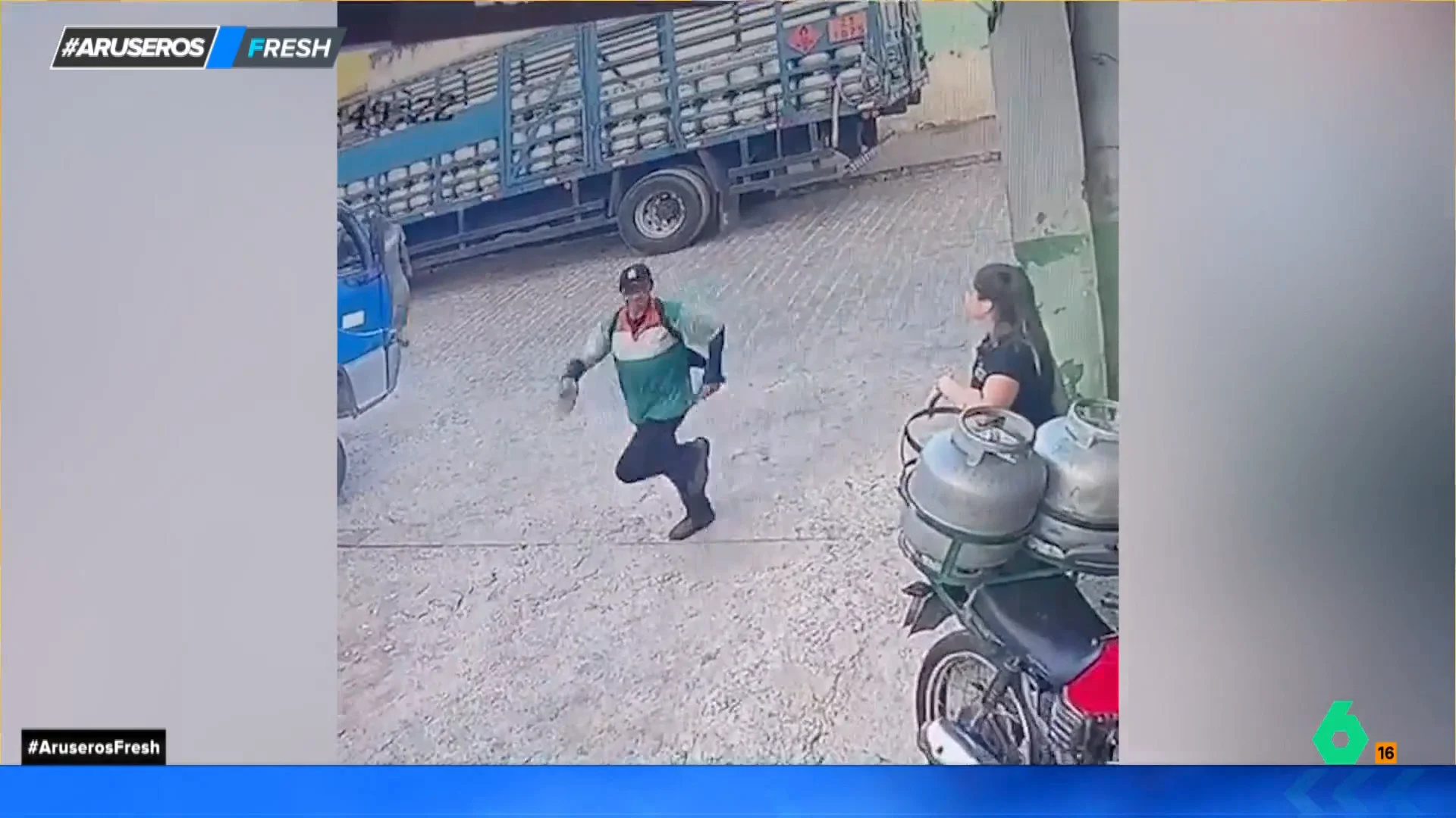 Este chico intenta llamar la atención de una chica por la calle pero la 'jugada' no sale como esperaba