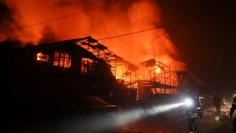 Imagen de archivo de un incendio provocado por un ataque ruso con drones en Ucrania.