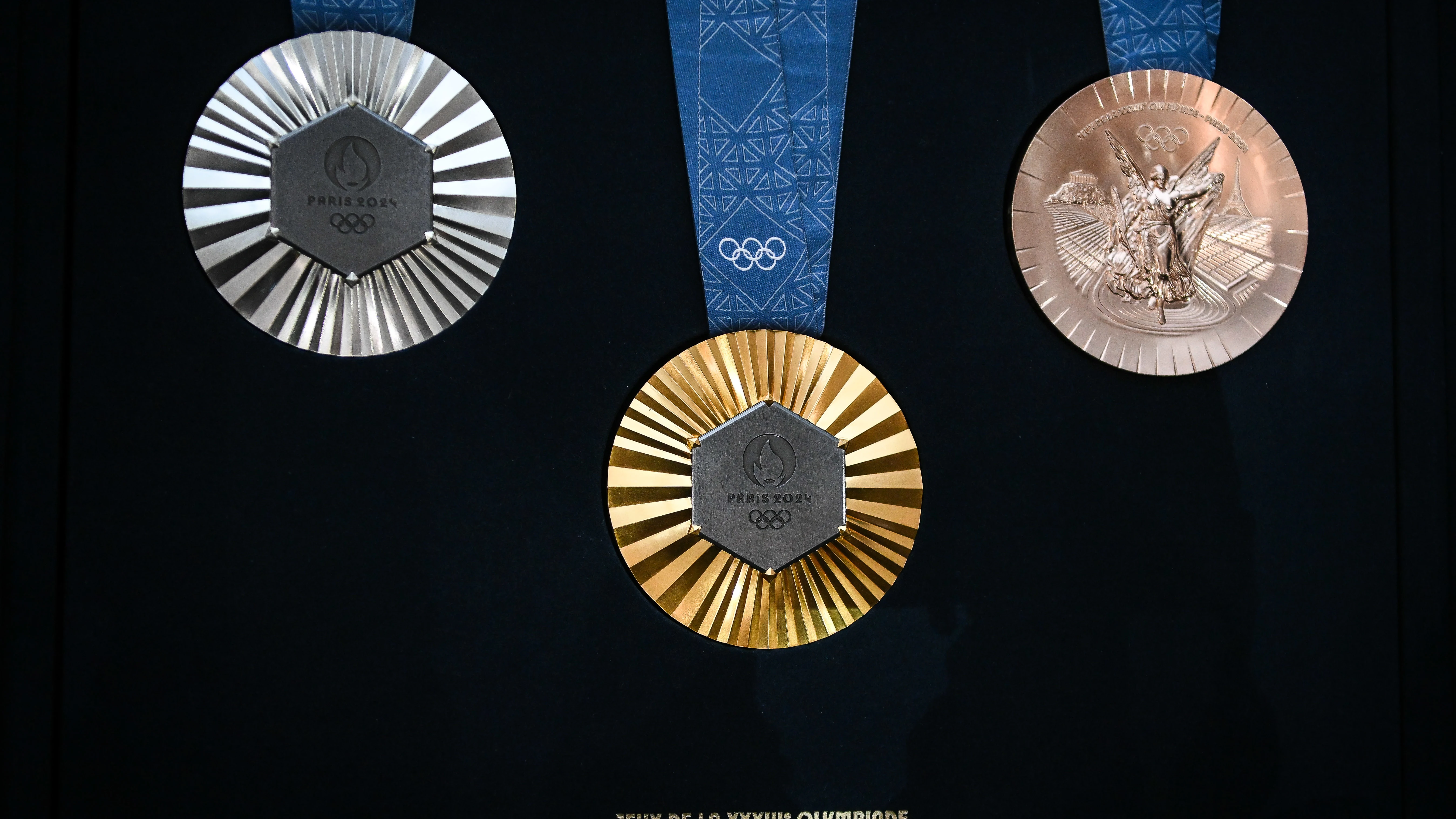 Imagen de las medallas de oro, plata y bronce de los Juegos Olímpicos y Paralímpicos de 2024.