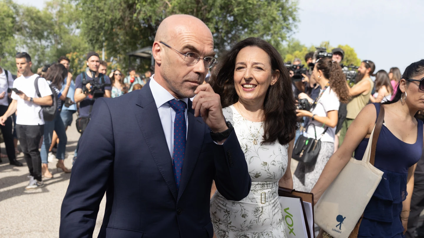 El coordinador jurídico de Vox, Jorge Buxadé, y la coordinadora nacional jurídica de Vox, Marta Castro, a su llegada a Moncloa el día de la declaración de Pedro Sánchez. El coordinador jurídico de Vox, Jorge Buxadé, y la coordinadora nacional jurídica de Vox, Marta Castro, a su llegada a Moncloa el día de la declaración de Pedro Sánchez.