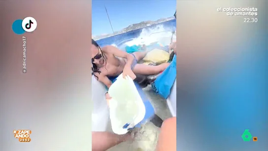 Unos jóvenes hunden su barco y son rescatados por unos alemanes Unos jóvenes hunden su barco y son rescatados por unos alemanes