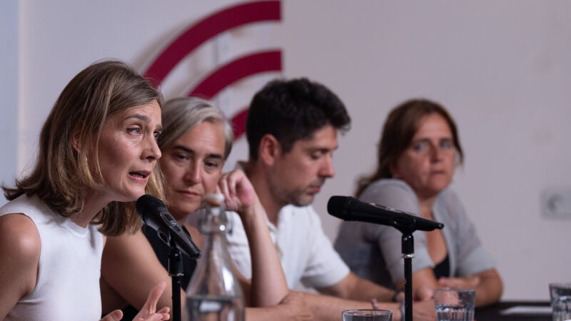 La líder de los comuns en el Parlament, Jéssica Albiach, y la exalcaldesa de Barcelona, Ada Colau, este miércoles.