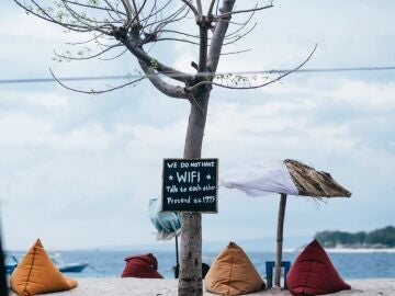 Por estas razones no deberías conectarte al WiFi gratis de la playa