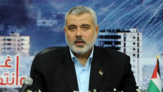 El jefe de Hamás en Gaza, Ismail Haniyeh, habla durante un discurso televisado desde un lugar no revelado el 27 de diciembre de 2009 en la Franja de Gaza. El jefe de Hamás en Gaza, Ismail Haniyeh, habla durante un discurso televisado desde un lugar no revelado el 27 de diciembre de 2009 en la Franja de Gaza.