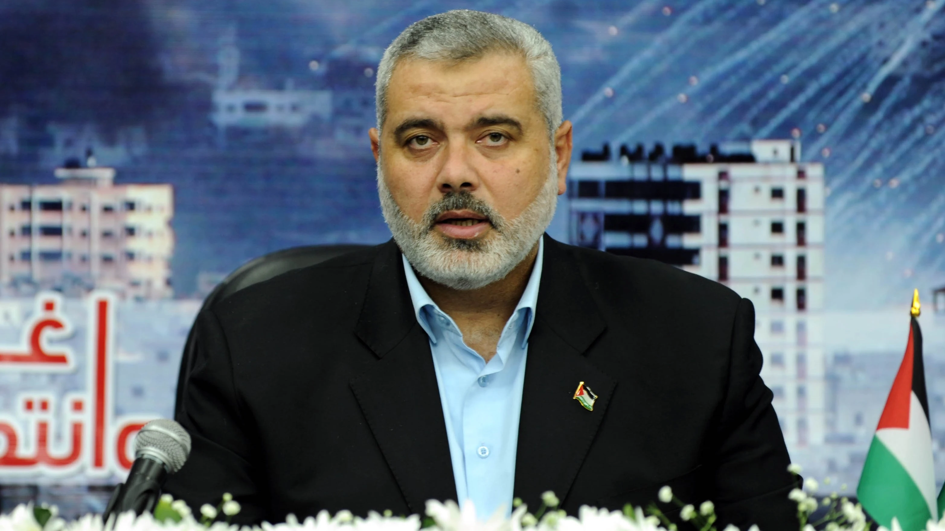 El jefe de Hamás en Gaza, Ismail Haniyeh, habla durante un discurso televisado desde un lugar no revelado el 27 de diciembre de 2009 en la Franja de Gaza.