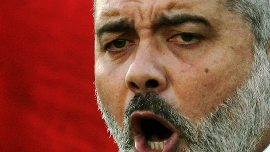 El destituido primer ministro palestino y líder de Hamás, Ismail Haniyeh, pronuncia un discurso ante una multitud congregada antes de las oraciones del primer día de la festividad musulmana Eid al-Fitr, el 12 de octubre de 2007 en la ciudad de Gaza, en la Franja de Gaza. El destituido primer ministro palestino y líder de Hamás, Ismail Haniyeh, pronuncia un discurso ante una multitud congregada antes de las oraciones del primer día de la festividad musulmana Eid al-Fitr, el 12 de octubre de 2007 en la ciudad de Gaza, en la Franja de Gaza.