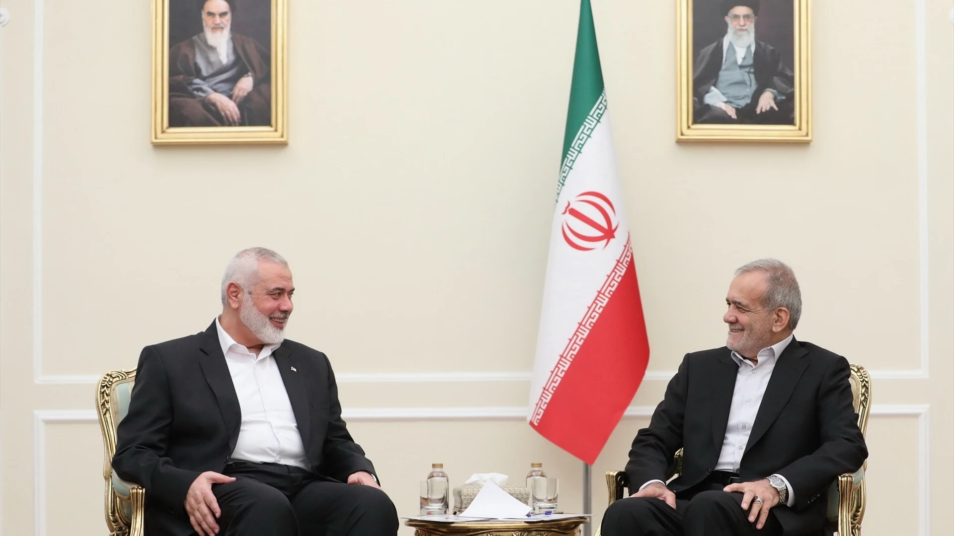 El nuevo presidente de Irán, Masoud Pezeshkian (a la derecha), se reúne con el jefe de Hamás, Ismaeil Haniyeh, en Teherán.