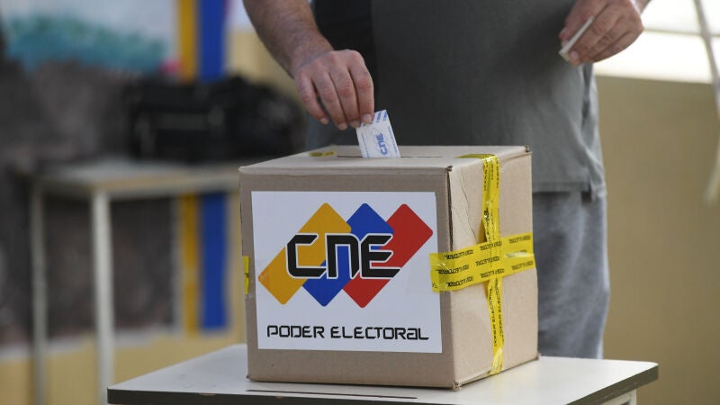 Un hombre introduce una papeleta en una urna durante las elecciones presidenciales en Caracas, Venezuela