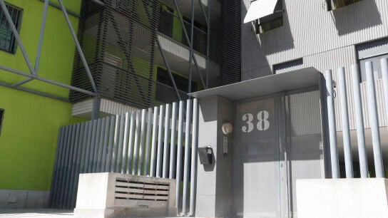 Vista del edificio de Villa de Vallecas donde un hombre mat&oacute; a su compa&ntilde;ero de piso, seg&uacute;n confes&oacute; a la Polic&iacute;a. 