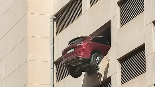 El coche suspendido desde el tercer piso de un aparcamiento de la avenida Ignasi Wallis de Ibiza. El coche suspendido desde el tercer piso de un aparcamiento de la avenida Ignasi Wallis de Ibiza.