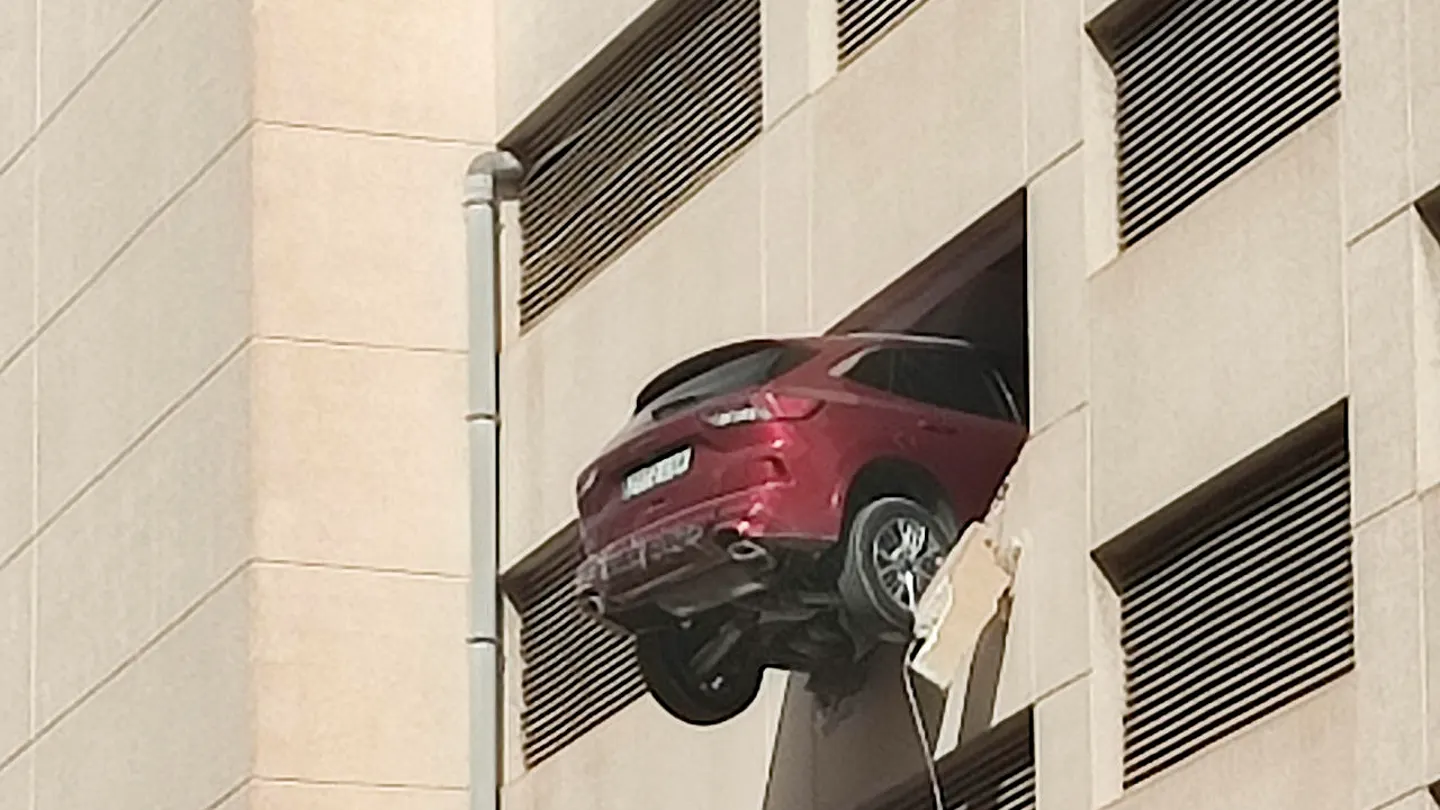 El coche suspendido desde el tercer piso de un aparcamiento de la avenida Ignasi Wallis de Ibiza. El coche suspendido desde el tercer piso de un aparcamiento de la avenida Ignasi Wallis de Ibiza.