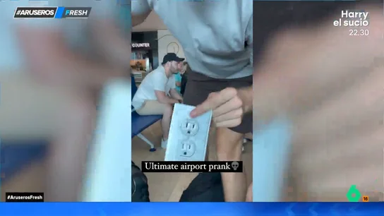 La broma viral de un chico al poner pegatinas de 'enchufes falsos' por todo el aeropuerto La broma viral de un chico al poner pegatinas de 'enchufes falsos' por todo el aeropuerto