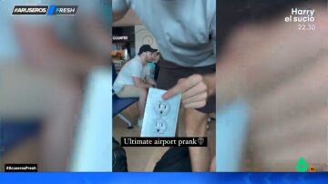 La broma viral de un chico al poner pegatinas de 'enchufes falsos' por todo el aeropuerto