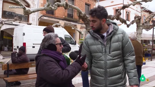 Isma Juárez, tras conocer la historia del nombre de una vecina de Huerta de Rey: "Vaya herencia" El reportero de El Intermedio, Isma Juárez, viajó hasta Huerta de Rey, Burgos. Este pueblo se encuentra dentro del libro Guinness de los récord por los nombres de sus habitantes.