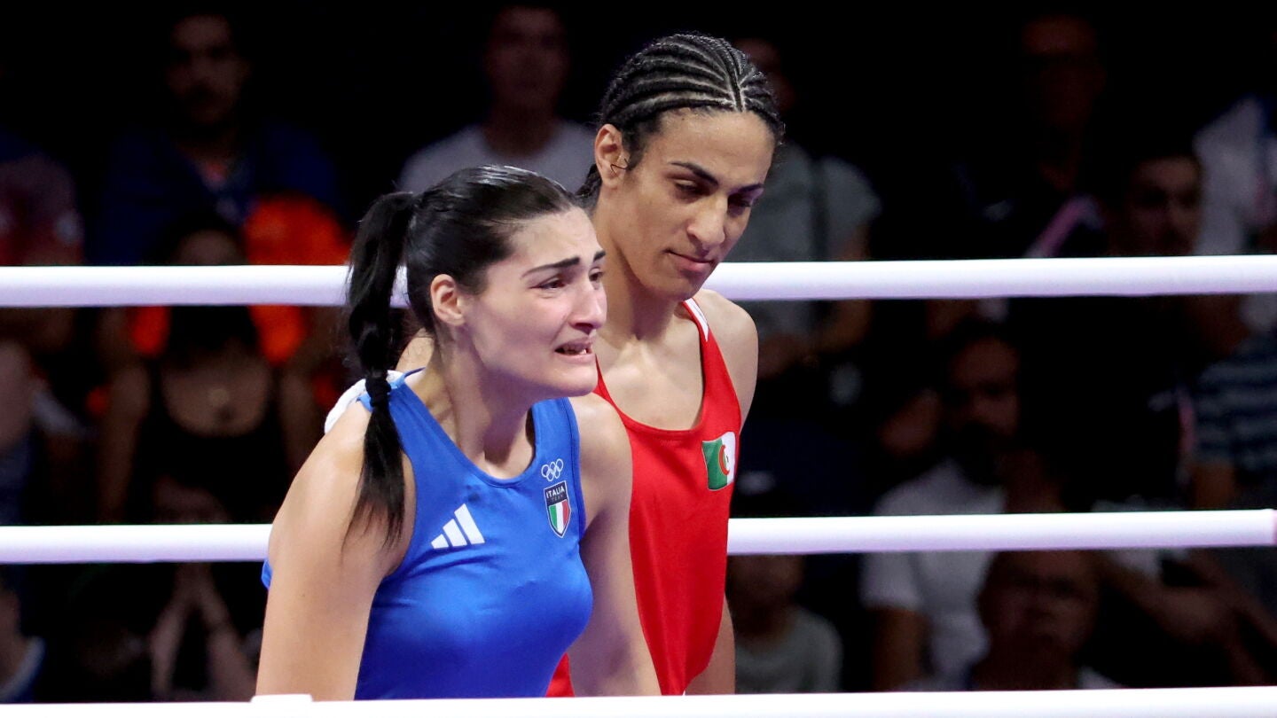 Angela Carini (I) de Italia abandona su combate en la ronda preliminar de 16 mujeres de 66 kg contra Imane Khelif (D) de las competiciones de boxeo en los Juegos Ol&iacute;mpicos de Par&iacute;s 2024. EFE/EPA/YAHYA ARHAB