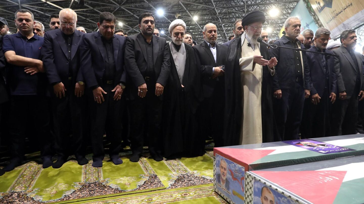 El L&iacute;der Supremo Ayatol&aacute; Ali Khamenei (al frente) dirigiendo una oraci&oacute;n ante los ata&uacute;des del difunto l&iacute;der de Ham&aacute;s Ismail Haniyeh y su guardaespaldas.