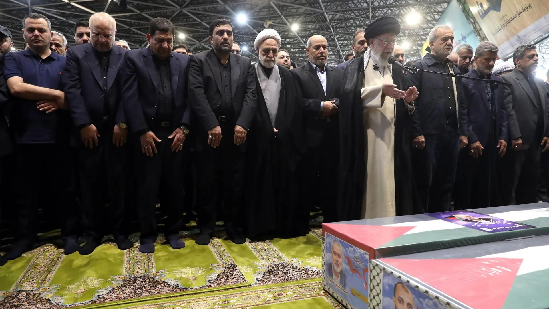El Líder Supremo Ayatolá Ali Khamenei (al frente) dirigiendo una oración ante los ataúdes del difunto líder de Hamás Ismail Haniyeh y su guardaespaldas.