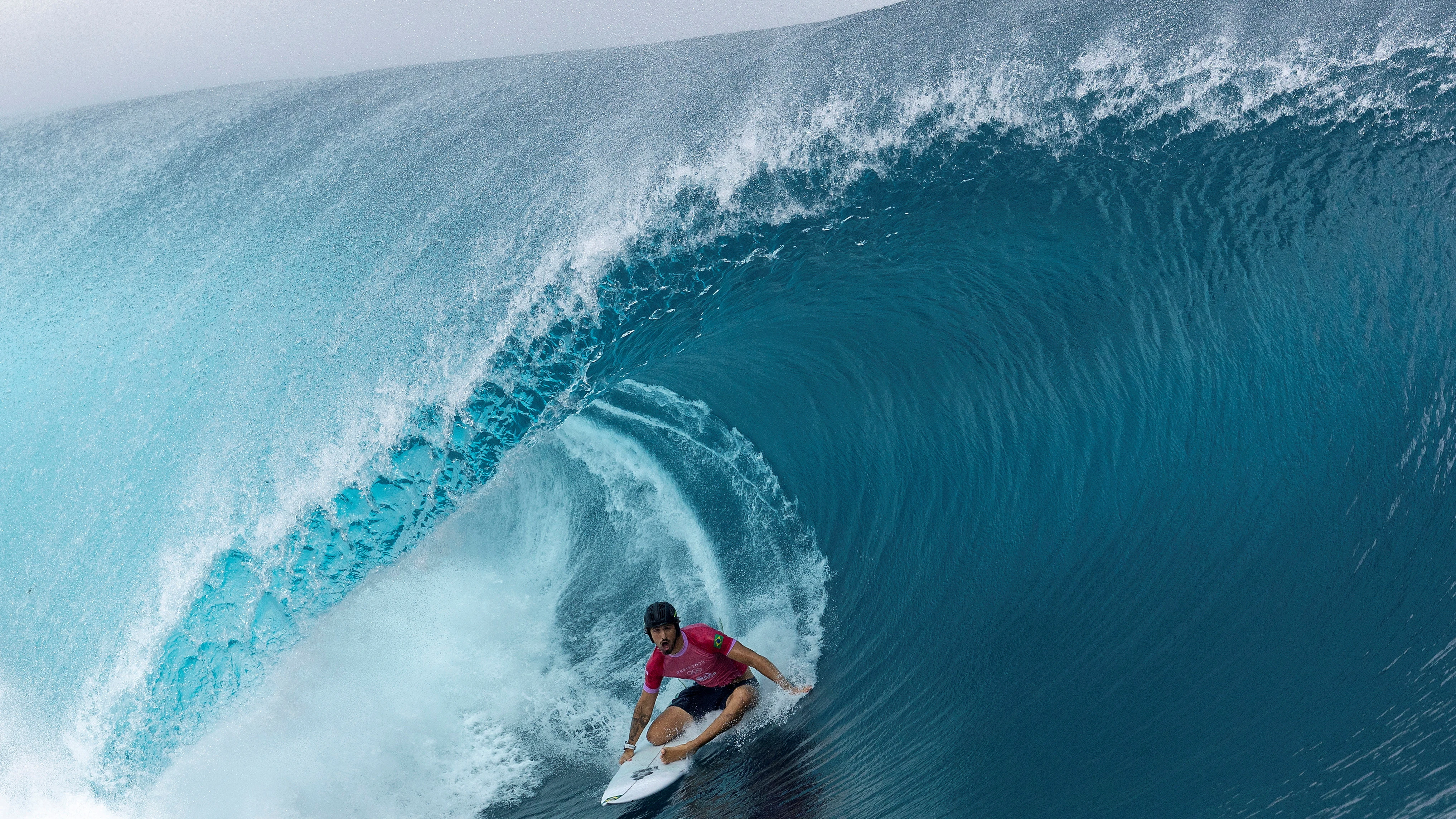 Joao Chianca, olímpico brasileño, surfea una ola de Teahupo'o durante los JJOO de París 2024.