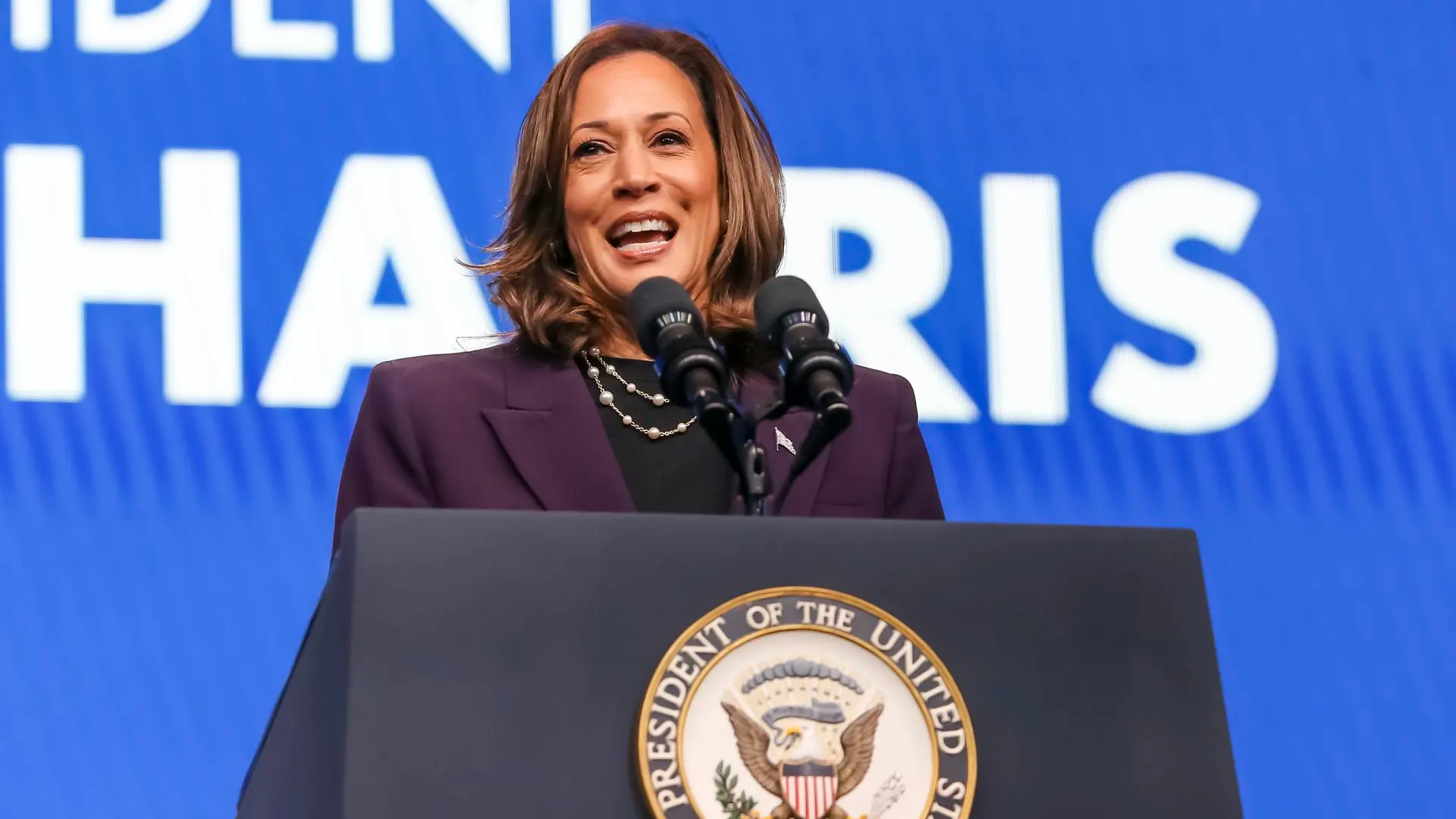 Fotografía de archivo del 25 de julio de 2024 de la vicepresidenta Kamala Harris hablando durante una reunión de la Federación Americana de Docentes en Houston, Texas (EE. UU)