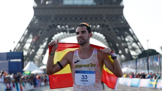 Álvaro Martín celebra su medalla de bronce en 20km marcha a los pies de la Torre Eiffel. Álvaro Martín celebra su medalla de bronce en 20km marcha a los pies de la Torre Eiffel.