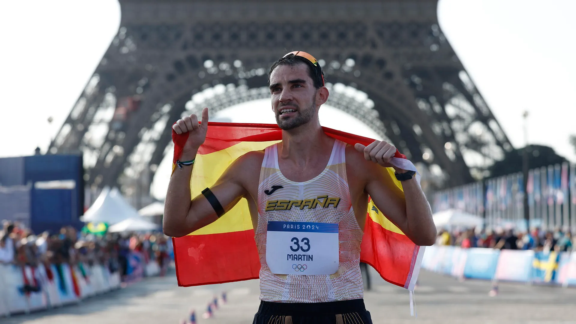 Álvaro Martín celebra su medalla de bronce en 20km marcha a los pies de la Torre Eiffel.