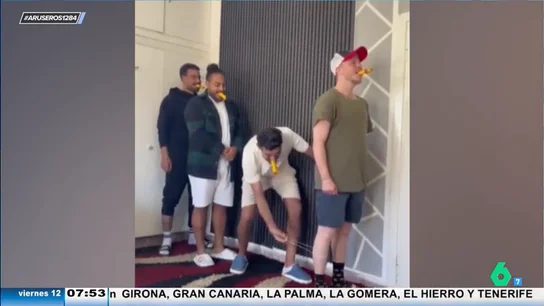 Así es el absurdo juego que se viraliza en TikTok: "Es idiota" Así es el absurdo juego que se viraliza en TikTok: "Es idiota"