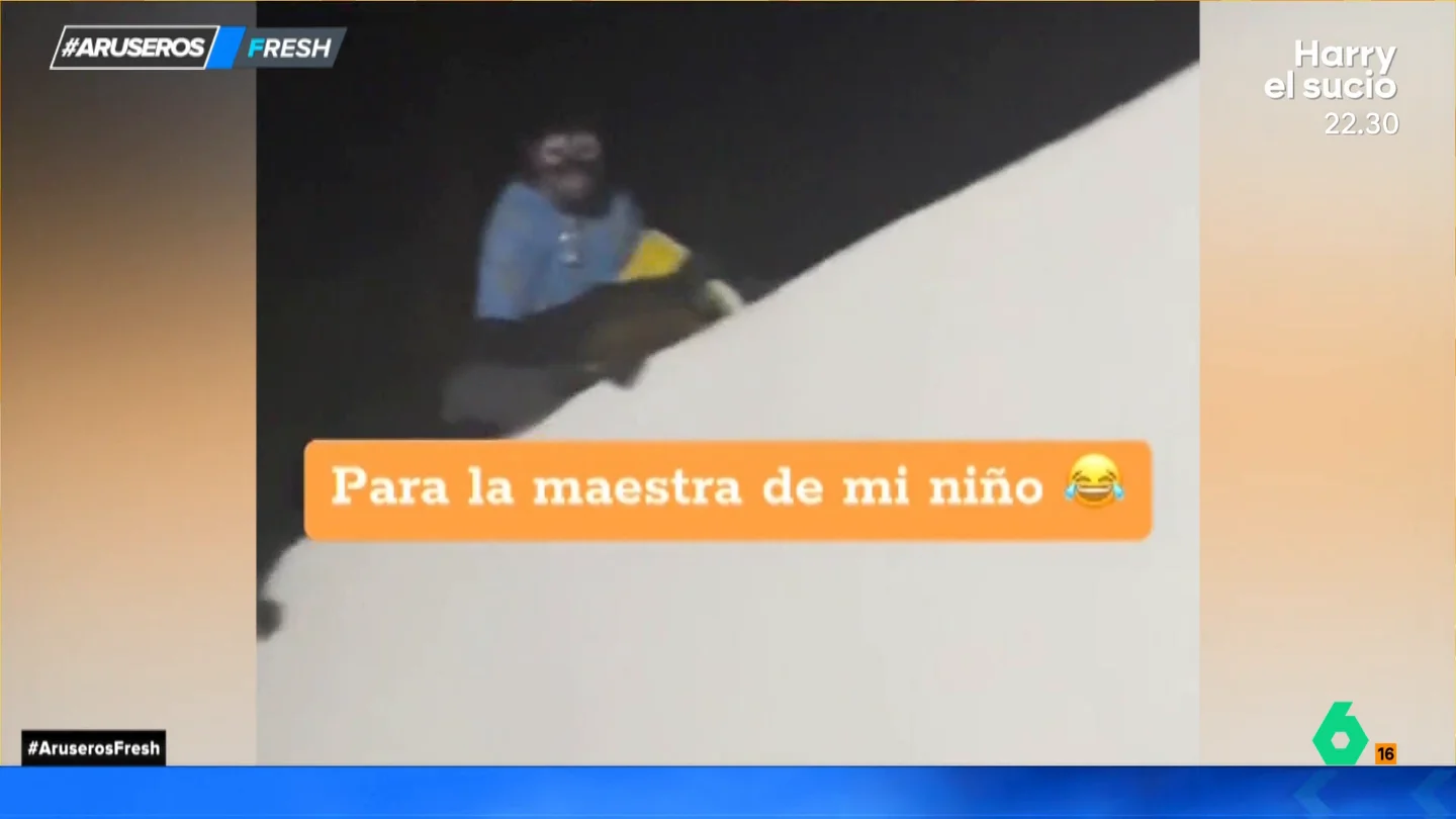 Un mono le roba los deberes a un niño y la madre lo graba para que la profesora se lo crea Un mono le roba los deberes a un niño y la madre lo graba para que la profesora se lo crea