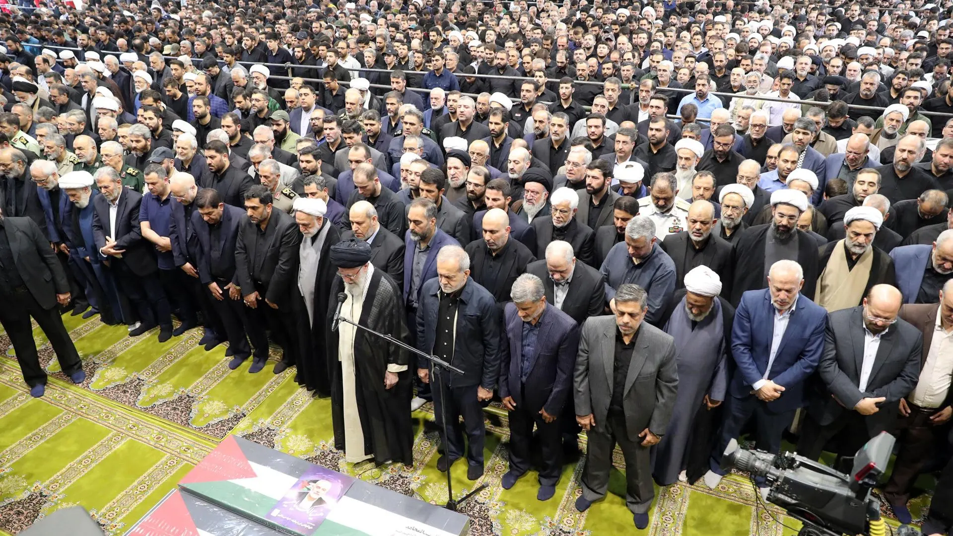 Multitudinario funeral del líder de Hamás Ismail Haniyeh y su guardaespaldas en Teherán, Irán, el 1 de agosto de 2024. 