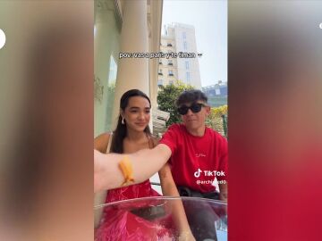 Dos tiktokers se quedan alucinados con lo que han pagado por un café en París: "Me siento insultado"