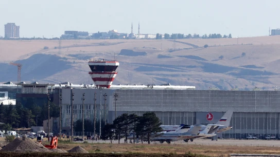 Un avión del gobierno ruso y aviones privados se ven en el Aeropuerto Esenboga en Ankara Un avión del gobierno ruso y aviones privados se ven en el Aeropuerto Esenboga en Ankara