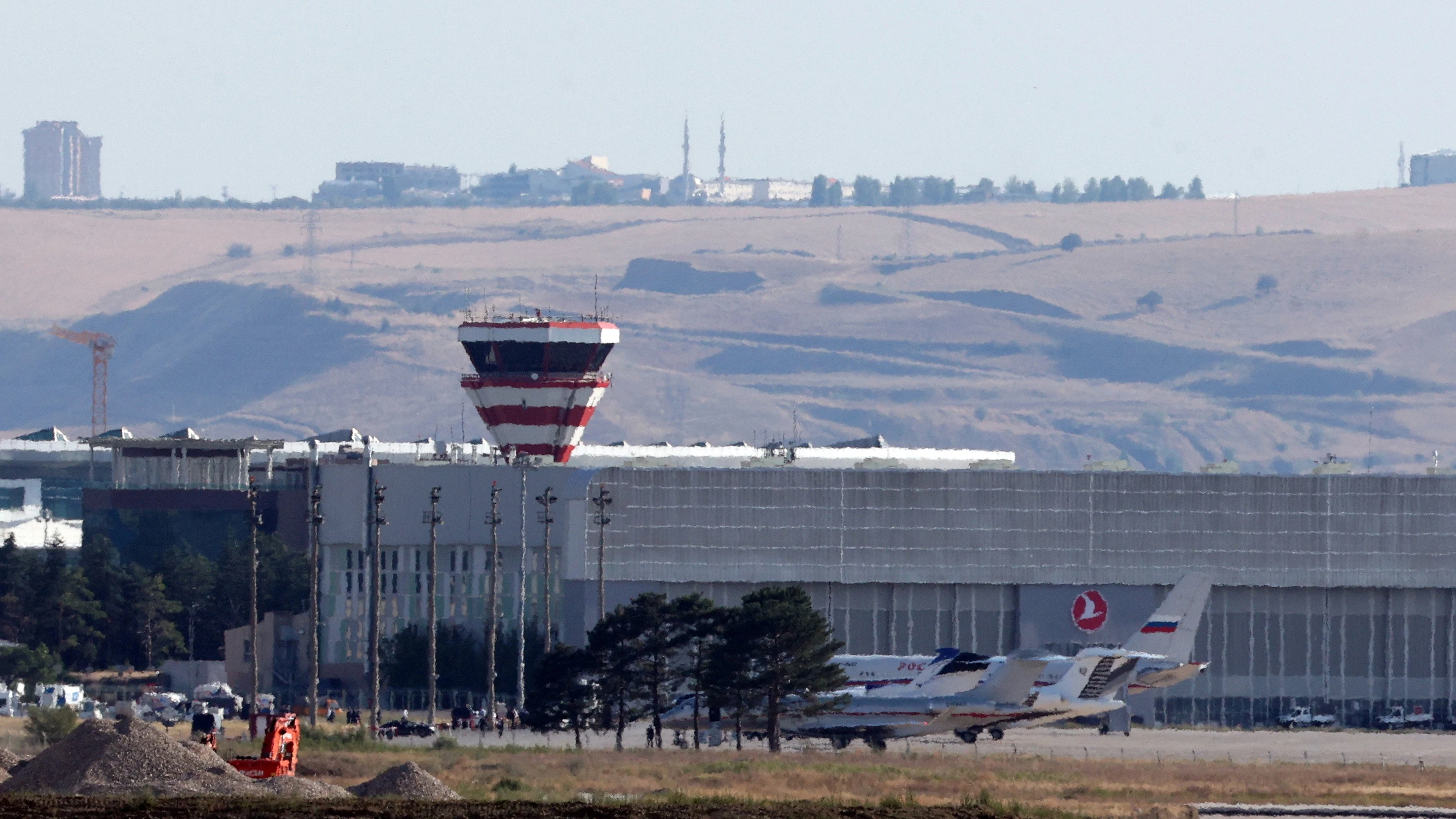 Un avión del gobierno ruso y aviones privados se ven en el Aeropuerto Esenboga en Ankara