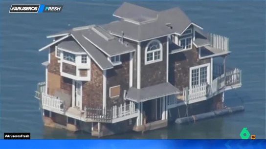 El curioso momento en que unos vecinos ven una casa flotante navegando por la bahía de San Francisco El curioso momento en que unos vecinos ven una casa flotante navegando por la bahía de San Francisco
