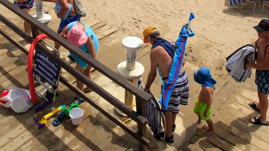 Cómo combatir la arena de la playa Un gran número de personas disfrutan del buen tiempo en la playa de El Cura de Torrevieja. EFE/Morell