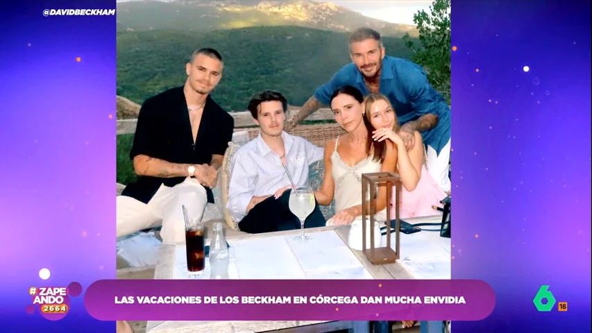 El matrimonio y tres de sus hijos siguen disfrutando de sus vacaciones. La familia ha compartido numerosas imágenes de cómo están disfrutando de la isla francesa y de todos sus manjares. 