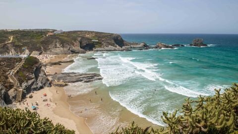 Zambujeira do Mar en la costa alentejana, en Portugal