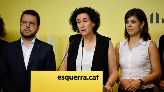 La secretaria general de ERC Marta Rovira (c), acompañada por el presidente en funciones de la Generalitat Pere Aragonès (i) y por Marta Vilalta (d) La secretaria general de ERC Marta Rovira (c), acompañada por el presidente en funciones de la Generalitat Pere Aragonès (i) y por Marta Vilalta (d)