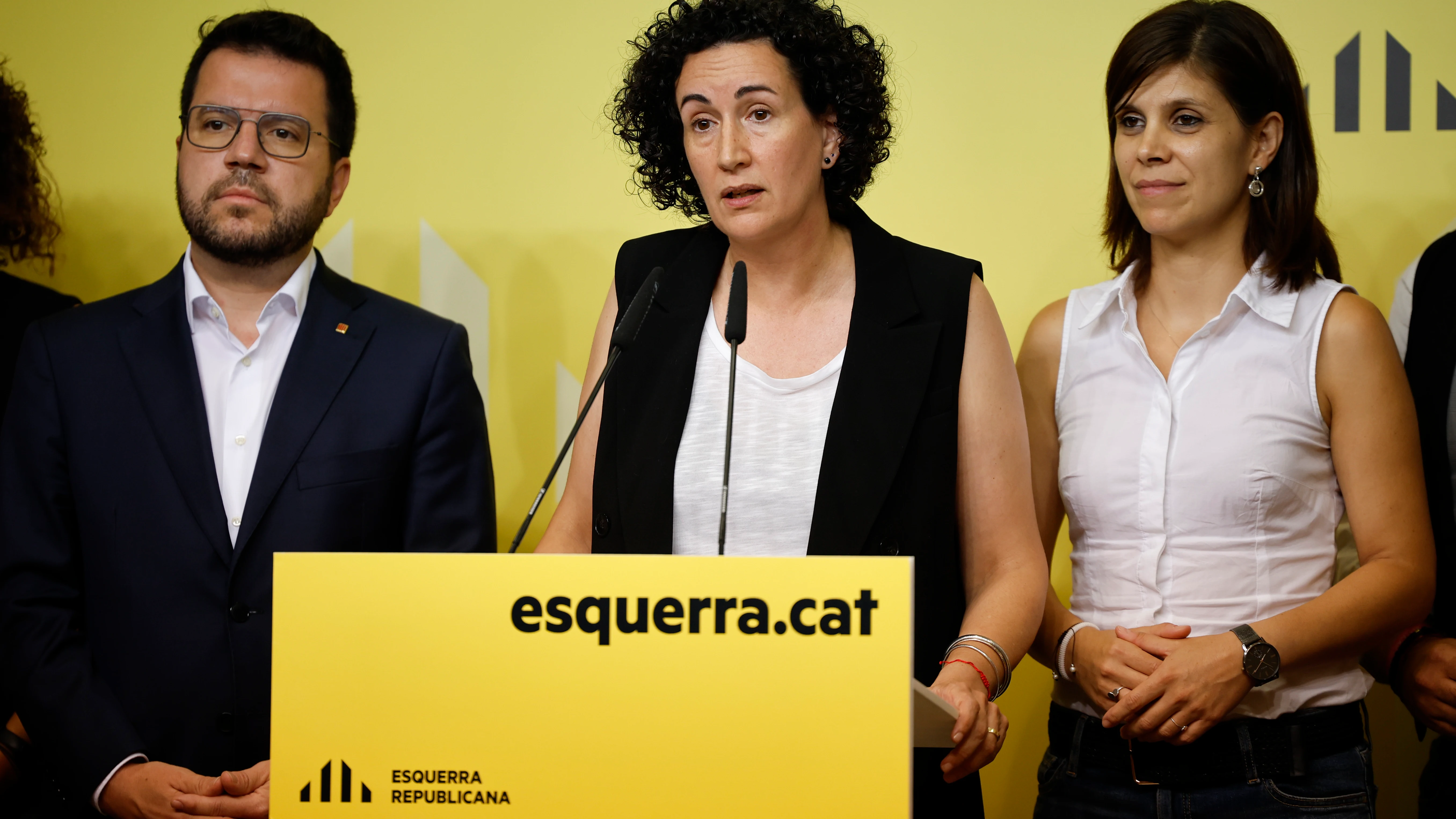 La secretaria general de ERC Marta Rovira (c), acompañada por el presidente en funciones de la Generalitat Pere Aragonès (i) y por Marta Vilalta (d)