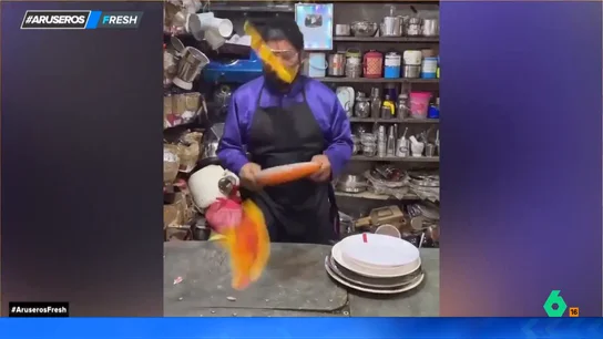 Una publicidad muy peculiar: un tendero tira sus platos contra una mesa para demostrar su resistencia Una publicidad muy peculiar: un tendero tira sus platos contra una mesa para demostrar su resistencia